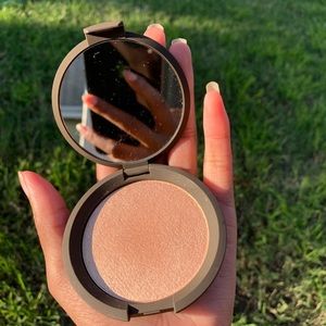 Becca: Pressed Highlighter